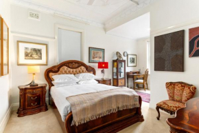 Eclectic Art Deco Apartment in great location